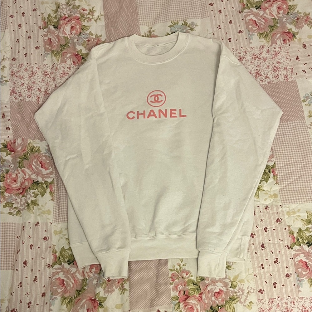 CHANEL White Sweatshirt with Pink Logo